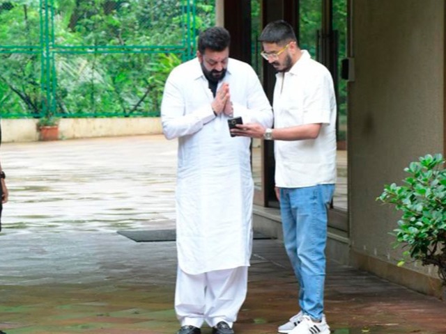 बॉलीवुड सेलेब्स को उनके शानदार अंदाज़ में मुंबई के अलग-अलग हिस्सों में देखा गया