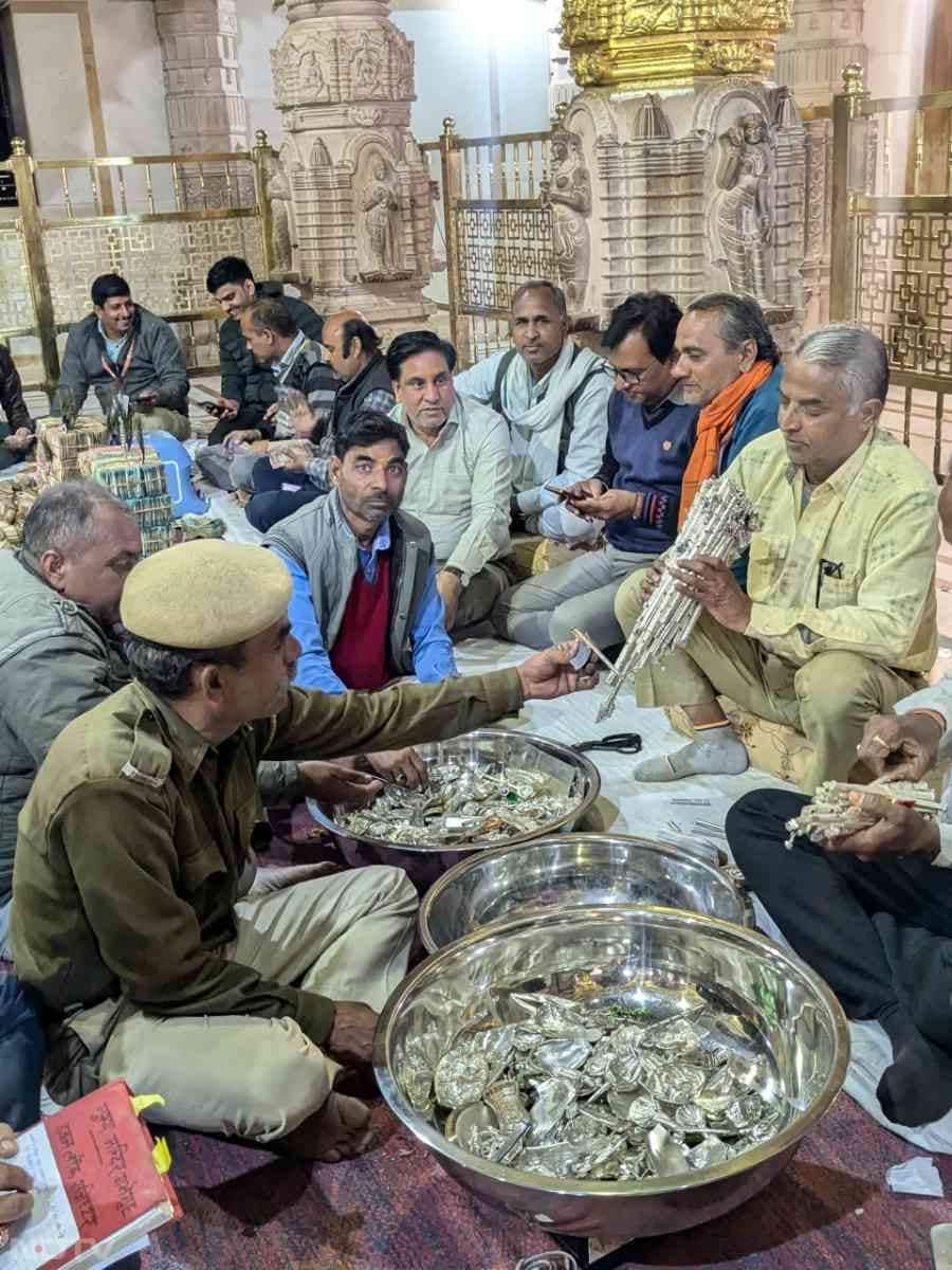 श्री सांवलिया सेठ के भक्तों ने ऑनलाइन और भेंटकक्ष में 5 करोड़ 38 लाख 90 हजार 140 रुपये का चढ़ावा दिया.