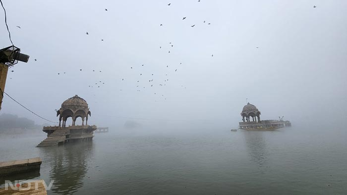 रेगिस्तान में नखलिस्तान का एहसास करवाने वाला गडसीसर सरोवर कोहरे में समाया. (SHREEKANT VYAS)