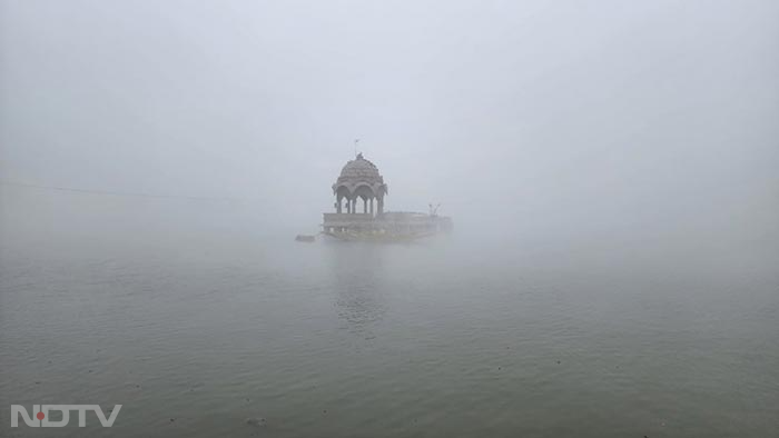 इस कोहरे ने खासकर गड़ीसर सरोवर सुंदरता और बड़ा ज्यादा बढ़ा दी है.