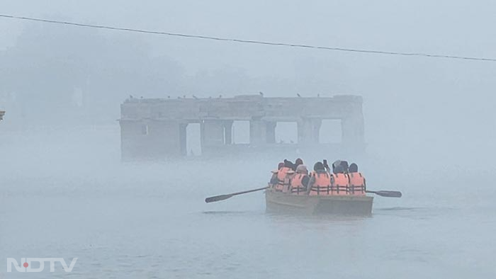 जैसलमेर का गडसीसर में पर्यटक नौकायान का लुफ्त उठाते हुए नजर आए उनका कहना है कि यह सरोवर कश्मीर की डल झील जैसा लग रहा है. रेगिस्तान में इस तरह का मौसम और इसमें नौकायान को लोग काफी इंजॉय कर रहे है.