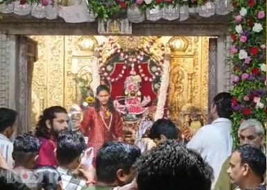 जयपुर समेत कई जिलों की मंदिरों में सुबह से भक्तों ताता लगा रहा है. मंदिर में सभी भक्त रात 12 बजे गोविन्द के आने का बेसब्री से इंतजार कर रहे हैं. कई जगह यशोदा नंदन के आगमन पर ख़ुशियाँ दर्शातीं हुईं झाँकियाँ लगा कर घरों को सजाया है.