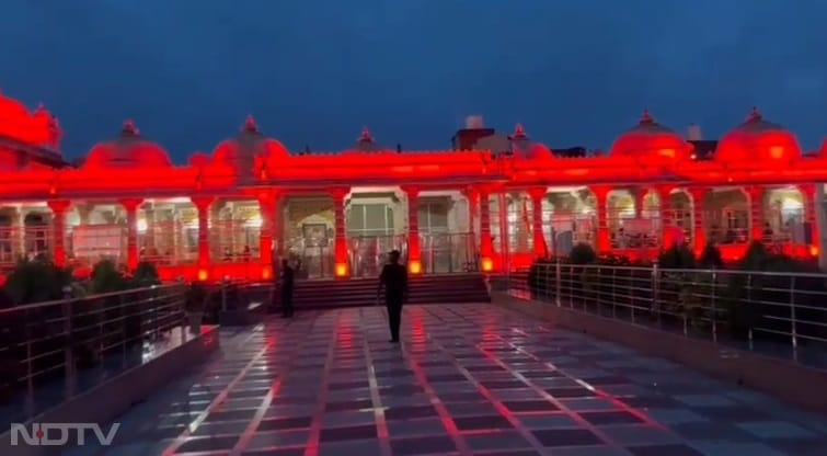 जयपुर समेत कई जिलों की मंदिरों में सुबह से भक्तों ताता लगा रहा है. मंदिर में सभी भक्त रात 12 बजे गोविन्द के आने का बेसब्री से इंतजार कर रहे हैं. कई जगह यशोदा नंदन के आगमन पर ख़ुशियाँ दर्शातीं हुईं झाँकियाँ लगा कर घरों को सजाया है.