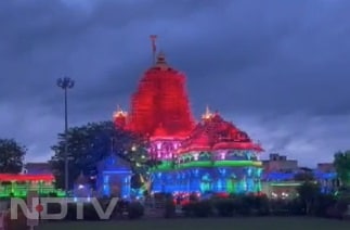 जयपुर समेत कई जिलों की मंदिरों में सुबह से भक्तों ताता लगा रहा है. मंदिर में सभी भक्त रात 12 बजे गोविन्द के आने का बेसब्री से इंतजार कर रहे हैं. कई जगह यशोदा नंदन के आगमन पर ख़ुशियाँ दर्शातीं हुईं झाँकियाँ लगा कर घरों को सजाया है.