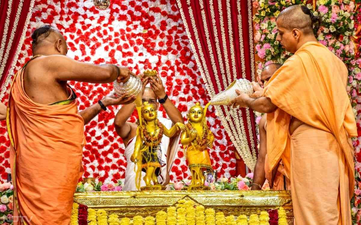 जयपुर के कृष्ण बलराम मंदिर में 108 कलशों से भगवान कृष्ण का अभिषेक किया गया. श्री श्री कृष्ण बलराम मंदिर में यशोदानंदन के अभिनन्दन की तैयारियां दो महीने पहले शुरू हो गई थीं.