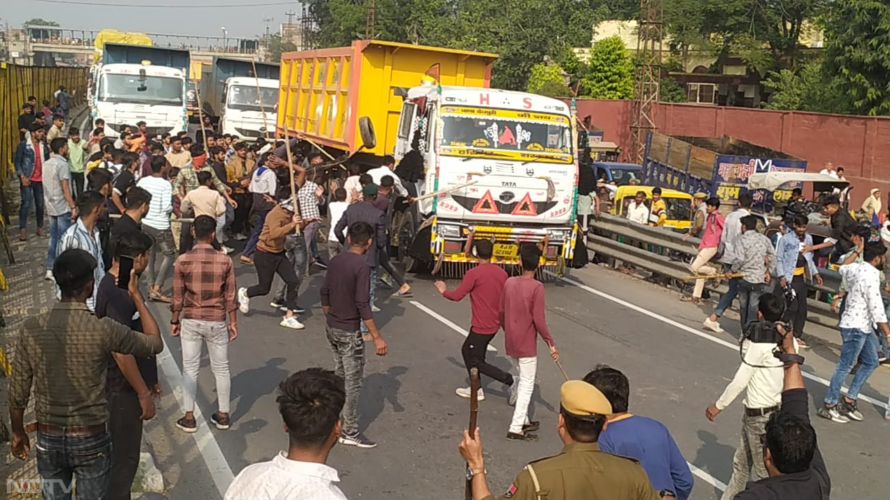 सुखदेव सिंह गोगामेडी हत्याकांड मामले का आक्रोश लगातार बढ़ता जा रहा है. राजस्थान प्रदेश समेत धौलपुर जिले में भी इसका जोरदार असर देखा जा रहा है. जिला मुख्यालय पर सैकड़ो की तादाद में राजपूत समाज के लोगों ने लामबंद होकर धौलपुर शहर में आक्रोश रैली निकालकर कलेक्ट्रेट कार्यालय का घेराव किया.