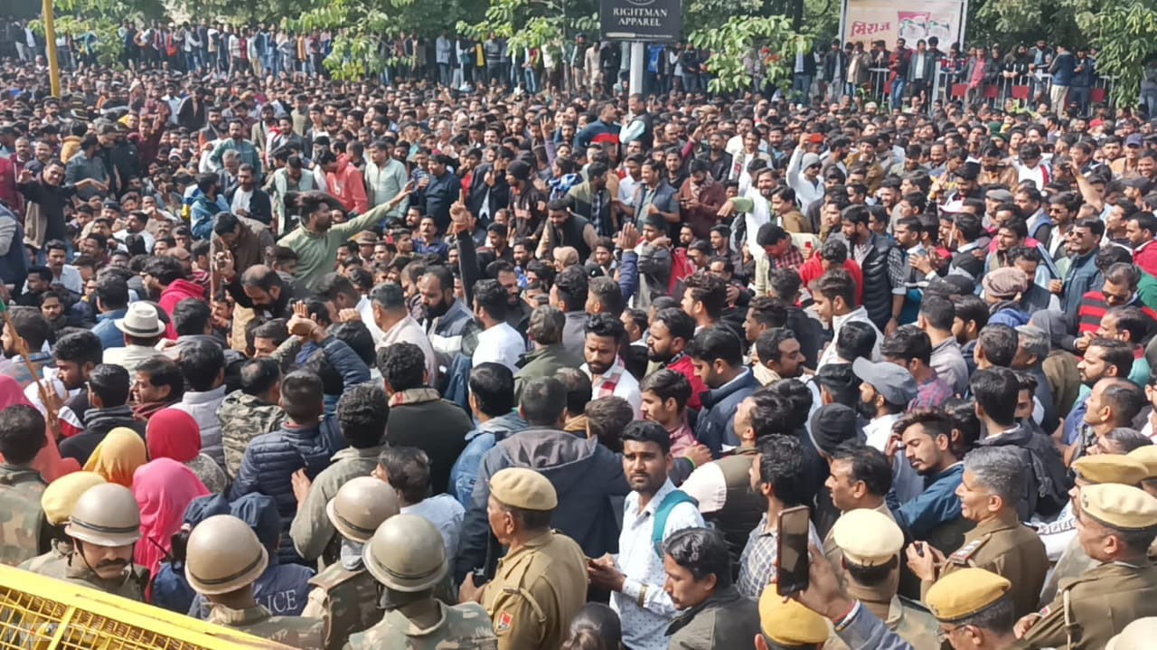उदयपुर में हजारों की संख्या में सड़क पर उतरे लोग