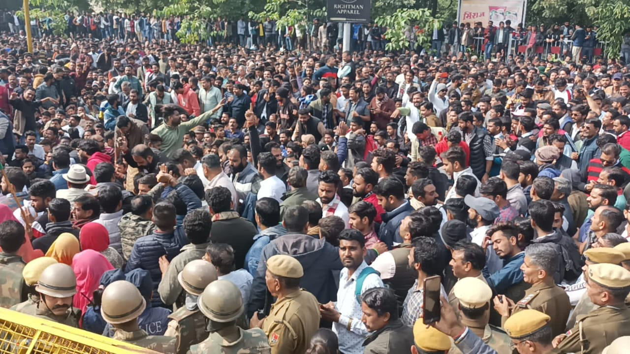 करणी सेना के राष्ट्रीय अध्यक्ष सुखदेव सिंह गोगामेडी की हत्या के विरोध में हजारों की संख्या उदयपुर की जिला कलेक्ट्री पर इकट्ठा होने से पहले सेवाश्रम चौराहे पर शहर सहित पूरे जिले के करणी सेना के सैनिक इकठ्ठा हुए. इसी दौरान कुछ लोगों ने कलेक्टर परिसर में पत्थर फेंका इसके बाद हल्का पुलिस बल प्रयोग कर प्रदर्शन कार्यों को हटाया गया.