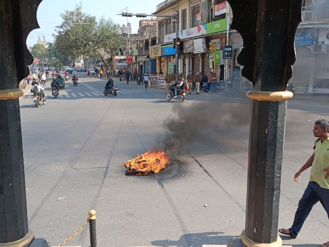 Sukhdev Singh Gogamedi Murder Case: राजस्थान बंद, हत्या के विरोध में कई जगह विरोध प्रदर्शन, देखिए तस्वीरें