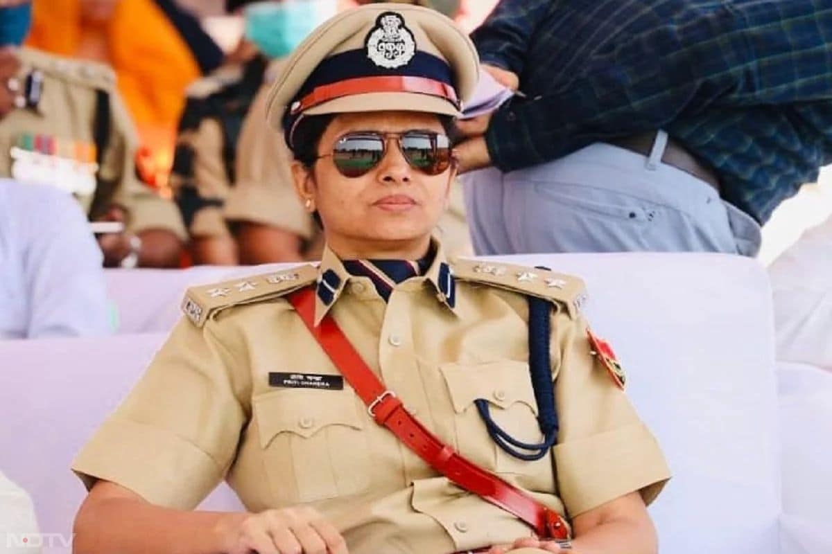 बीकानेर की एसपी बनते ही IPS प्रीति चंद्रा चर्चाओं में छा गई. स्कूल टीचर से IPS बनने का उनका सफर काफी प्रेरणादायक रहा है. साल 2023 में राजस्थान के बूंदी में एसपी के तौर पर तौनाती के दौरान भी उन्होंने छोटी बच्चियों को देह व्यापार में धकेलने वाले आरोपियों को जेल भेजा था. तब से उन्हें 'लेडी सिंघम' के नाम से जाना जाता है.