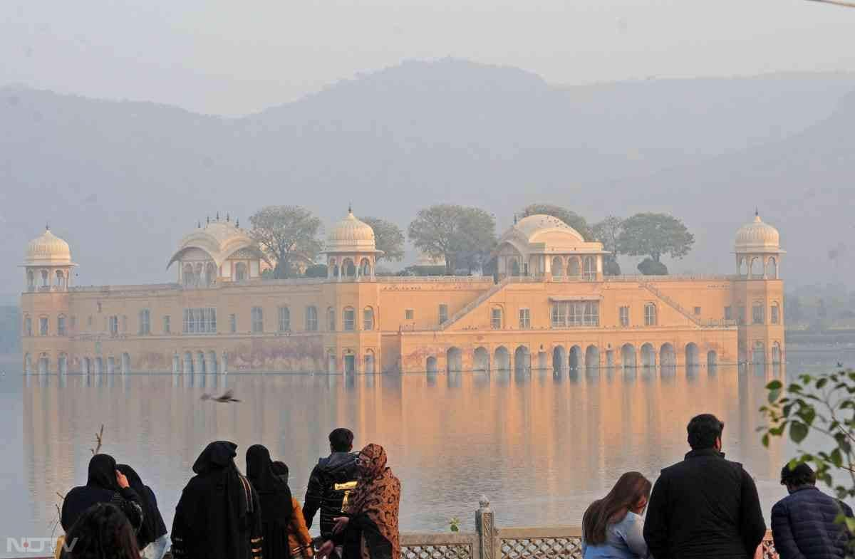 JAIPUR- जयपुर किलों के लिए प्रसिद्द है. यहां आमेर महल, हवा महल जंतर मंतर,सिटी पैलेस काफी प्रसिद्द हैं. साथ ही यहां सर्दियों में राजस्थानी खानों का भी स्वाद लिया जा सकता है. Photo- ANI