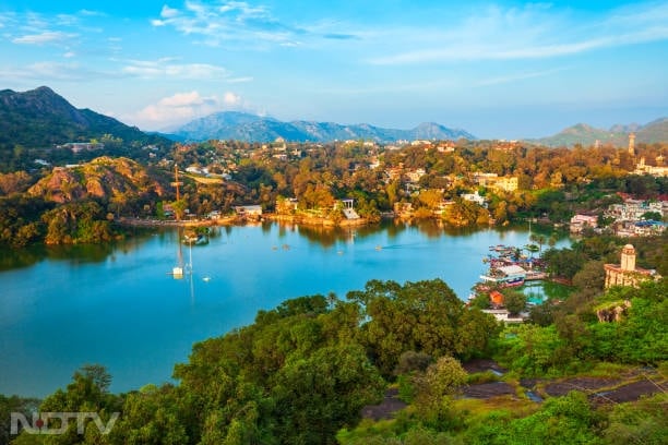 MOUNT ABU- माउंट आबू में नक्की झील, दिलवाड़ा मंदिर, और गुरु शिखर प्रमुख आकर्षण हैं. शांत वातावरण में ट्रेकिंग करें और सनसेट पॉइंट से सूर्यास्त का अद्भुत नजारा देखें. Photo- Istock