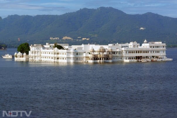 UDAIPUR- उदयपुर में सिटी पैलेस, पिछोला झील, और सज्जनगढ़ पैलेस दर्शनीय स्थल हैं. बगोर की हवेली और बाजारों में सांस्कृतिक शो व हस्तशिल्प खरीदारी अद्भुत अनुभव हैं. Photo- Istock