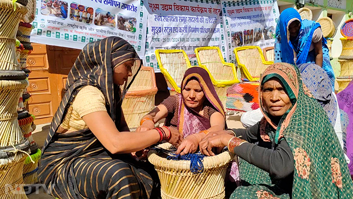 घास-फूस से कुर्सियां बनाकर अच्छी कमाई कर रही भरतपुर की महिलाएं, ऐसे कर सवार रहीं जिंदगी |Photos