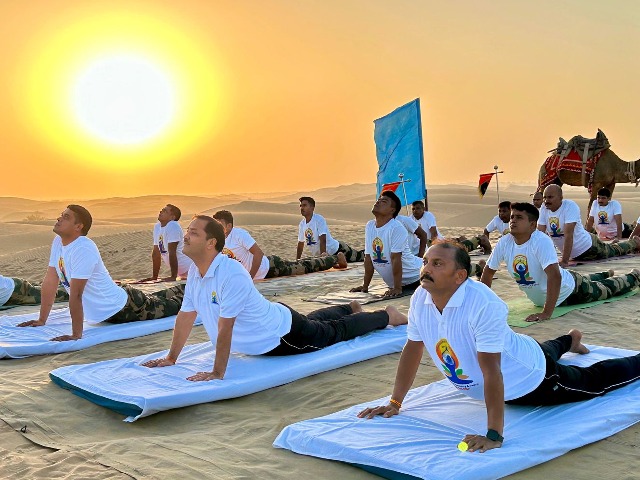 Yoga Day 2024: लोंगेवाला बॉर्डर, रेत के टीले सहित अन्य ऐतिहासिक स्थलों पर BSF जवानों ने किया योग, देखें तस्वीरें