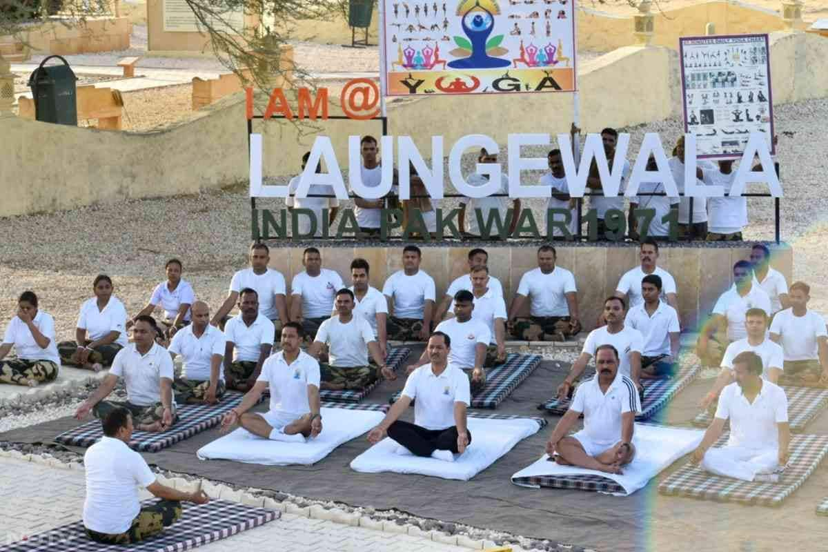 Yoga Day 2024 Pics: अंतरराष्ट्रीय योग दिवस को लेकर कई तरह के कार्यक्रमों का आयोजन किया जा रहा है. योग के जरिए स्वस्थ्य मन और तन की प्राप्ति का संदेश देते हुए अलग-अलग संस्थाएं और सेवा से जुड़े लोग फिट रहने का संदेश दे रहे हैं. इसी कड़ी में बुधवार को राजस्थान के जैसलमेर जिले में बीएसएफ के जवानों ने भारत पाकिस्तान सीमा पर स्थित लोंगेवाला पोस्ट, रेत के टीले, ऐतिहासिक गड़ीसर झील सहित अन्य जगहों पर योगाभ्यास कर लोगों को योग के प्रति जागरूक किया. देखें बीएसएफ जवानों के योगाभ्यास की तस्वीरें. 

रिपोर्ट- श्रीकांत व्यास