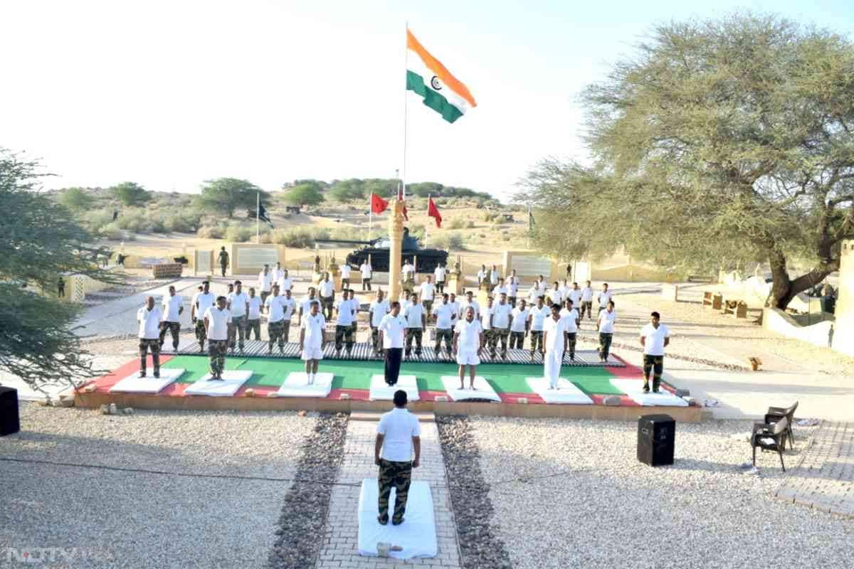 इससे पूर्व सीमा सुरक्षा बल की 108 बटालियन ने सम गांव के ऐतिहासिक रेतीले टीलों पर योग का अभ्यास किया और लोगों को फिट रहने का संदेश दिया था.