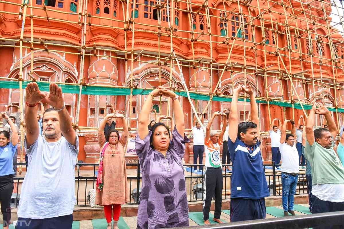 अंतर्राष्ट्रीय योग दिवस पर प्रदेशवासियों ने अपने दिन की शुरुआत योग, आसन और प्राणायाम से की.