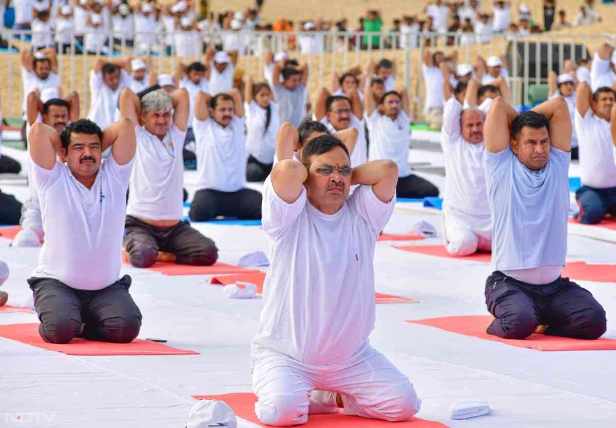 अंतरराष्ट्रीय योग दिवस के अवसर पर जैसलमेर के खुहड़ी क्षेत्र के मखमली धोरों में प्रदेश के सीएम योग करते नजर आए. इस दौरान उन्होंने योगाभ्यास कर प्रदेशवासियों को स्वस्थ जीवन का संदेश दिया.