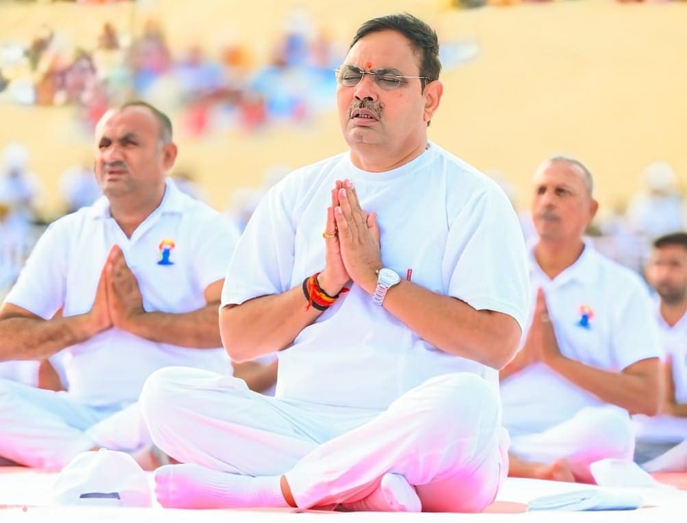 हजारों लोगों ने ध्यानपूर्वक प्रधानमंत्री का संबोधन सुना. इसके बाद मुख्यमंत्री शर्मा ने योग किया और कहा कि योग भारतीय संस्कृति की अमूल्य धरोहर है, जो तन और मन को स्वस्थ रखने का सशक्त माध्यम है.