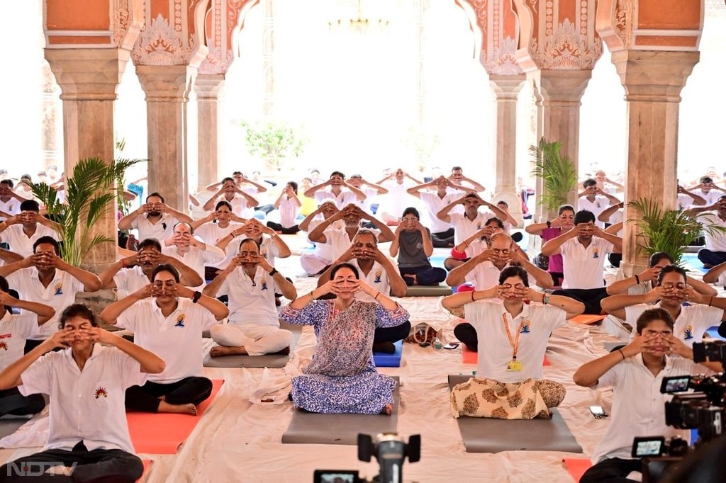 जयपुर में 13 प्रमुख स्थानों पर एक साथ योग महोत्सव का आयोजन किया गया. यहां सिटी पैलेस में उपमुख्यमंत्री दीया कुमारी के नेतृत्व में शहरवासियों, स्कूली छात्रों और योगियों ने योगाभ्यास किया. सभी ने मिलकर सेतुबंधासन, भुजंगासन, पवनमुक्तासन, वृक्षासन, ताड़ासन के साथ अनुलोम-विलोम, कपालभाति, भ्रामरी जैसे प्राणायाम किए.