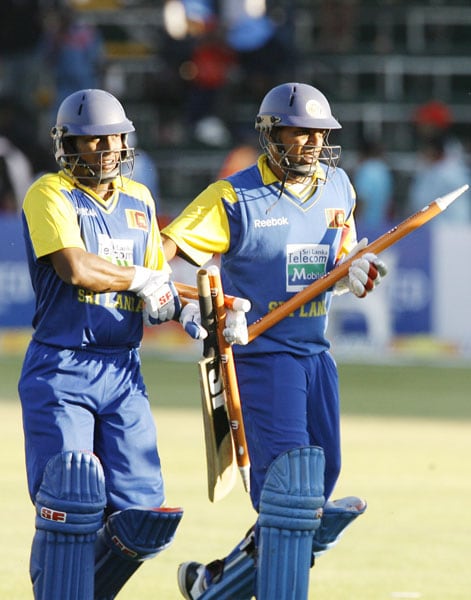 Sri Lankan batsmen Thilan Samaraweera and Jeevan Mendis walk off the field after winning against India in the fifth ODI of the Micromax Cup Triangular Series in Harare. Sri Lanka won by 6 wickets to book a place in the finals. (AFP Photo) 5th ODI: India vs Sri Lanka
