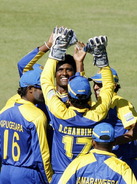 Sri Lankan bowler Thissara Perera and his teammates celebrate after he took the wicket of Indian batsman Dinesh Karthik in the fifth ODI of the Micromax Cup Triangular Series in Harare. (AFP Photo) 5th ODI: India vs Sri Lanka