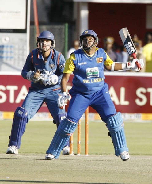Sri Lankan batsman Thilan Samaraweera takes a shot in front of Indian wicketkeeper Naman Ojha in the fifth ODI of the Micromax Cup Triangular Series in Harare. (AFP Photo) 5th ODI: India vs Sri Lanka