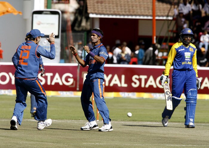 Indian bowler Ashok Dinda and teammate Ravichandran Ashwin celebrate after Sri Lankan captain Tillakaratne Dilshan was caught in the fifth ODI of the Micromax Cup Triangular Series in Harare. (AFP Photo) 5th ODI: India vs Sri Lanka