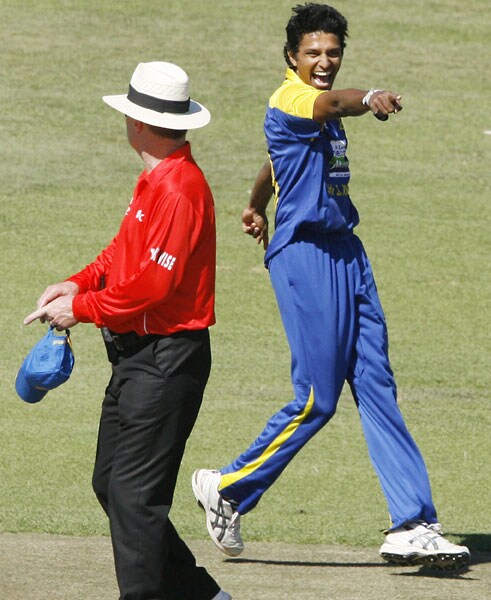 Sri Lankan bowler Suraj Randiv celebrates after taking the wicket of Indian batsman Yusuf Pathan in the fifth ODI of the Micromax Cup Triangular Series in Harare. (AFP Photo) 5th ODI: India vs Sri Lanka