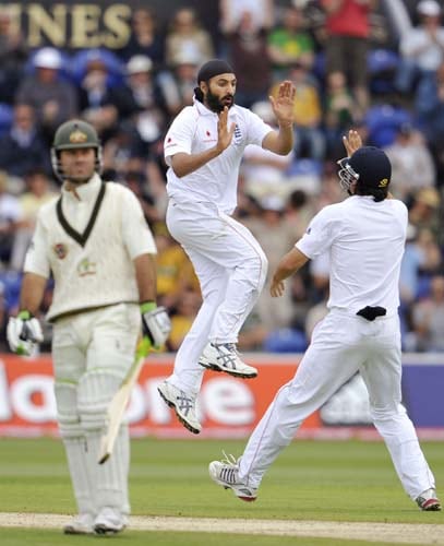Monty Panesar celebrates with teammate Alastair Cook after dismissing Ricky Ponting on the third day of the first Ashes Test in Cardiff. (AFP Photo) Ashes: 1st Test, Day 3