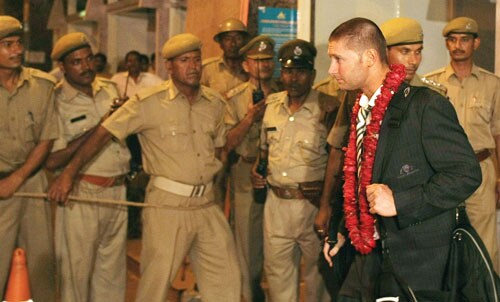 Michael Clarke walks past police officials upon arrival at the Sanganer Airport in Jaipur on September 22, 2008. (AFP Photo) Australian team arrives in India