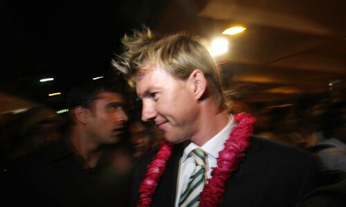 Australian pacer Brett Lee arrives at the Sanganer Airport in Jaipur on September 22, 2008. (AFP Photo) Australian team arrives in India