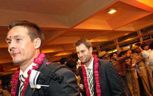 Simon Katich (R) and Jason Krejza (L) arrive at the Sanganer Airport in Jaipur on September 22, 2008. (AFP Photo) Australian team arrives in India