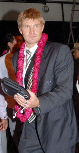 Shane Watson arrives at the Sanganer Airport in Jaipur on September 22, 2008. (PTI Photo) Australian team arrives in India