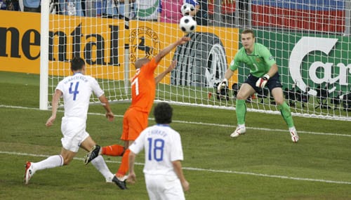 Netherlands' Nigel de Jong, second from left, goes for the ball during the quarterfinal match between the Netherlands and Russia in Basel, Switzerland. Netherlands vs Russia