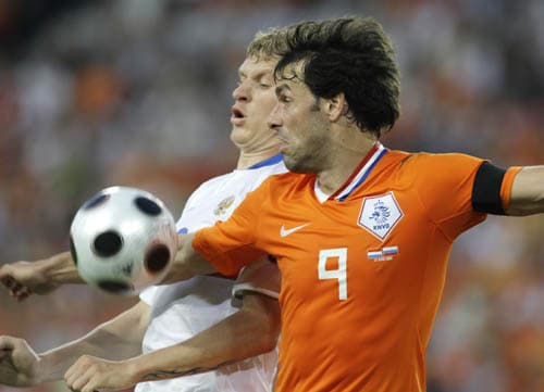 Netherlands' Ruud van Nistelrooy, foreground, challenges for the ball with Russia's Denis Kolodin during the quarterfinal match between the Netherlands and Russia in Basel, Switzerland. Netherlands vs Russia