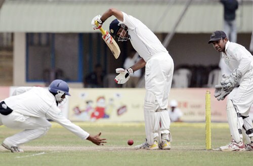 Malinda Warnapura reaches unsuccessfully for a catch as Sourav Ganguly and wicketkeeper Prasanna Jayawardene look on during fourth day of the second Test between India and Sri Lanka in Galle on August 3, 2008. 2nd Test, Day 4: India vs SL