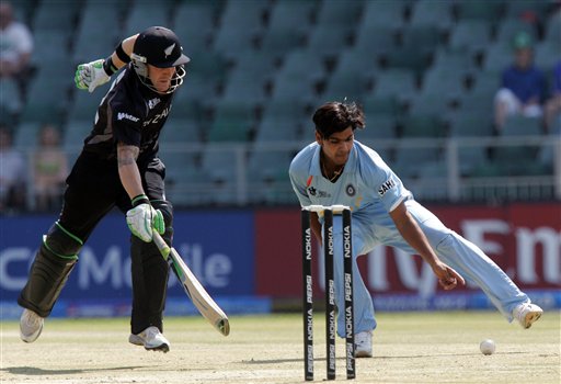 New Zealand's batsman Brendon McCullum, makes a run as India's bowler RP Singh, right, attempts a run out during their Super Eight's Twenty20 World Championship cricket match against India at the Wanderers Stadium in Johannesburg, South Africa, Sunday, Sept. 16, 2007. India vs New Zealand