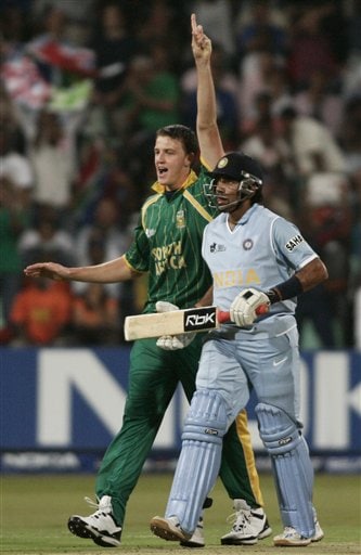 South Africa's Morne Morkel, left celebrates the dismissal of India's Robin Uthapa, right during their Twenty20 World Championship Cricket match in Durban, South Africa, Thursday, Sept. 20, 2007. India vs South Africa