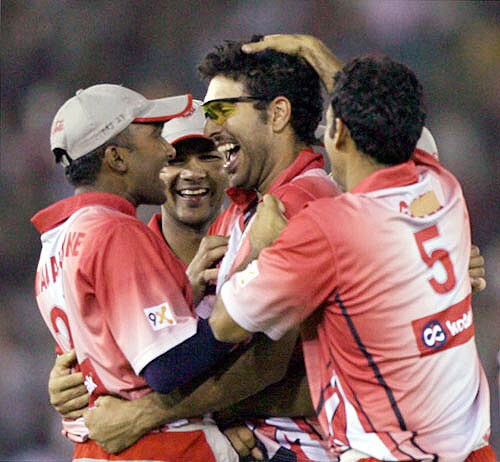 <b>Geared up:</b> Chairman of India's United Breweries Group and owner of IPL's Royal Challengers, Vijay Mallya, and team captain Rahul Dravid pose the team members during the launch of the team. It's show time