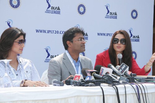 Lalit Modi addressing the media with Priety Zinta and Shilpa Shetty after the auction at Goa.