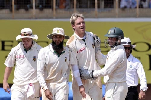South Africa's wicketkeeper Mark Boucher, right, Hashim Amla, second left, and AB de Villiers, left, congratulate bowler Paul Harris, second right, for the dismissal of S. Sreesanth, during fourth day of the first Test match of the Future Cup series in Chennai on Saturday, March 29, 2008. Day 4: India vs SA, 1st Test