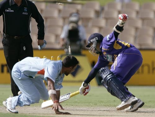 But Mahela Jayawardene is run out in the same unfortunate fashion as Sanath Jayasuriya. The bowler on this occasion was Praveen Kumar. 8th match - India vs Sri Lanka
