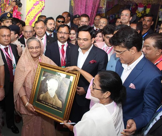 ইডেনের ঐতিহাসিক ম্যাচের নানা রঙের মুহূর্ত ইডেনের ঐতিহাসিক ম্যাচের নানা রঙের মুহূর্ত