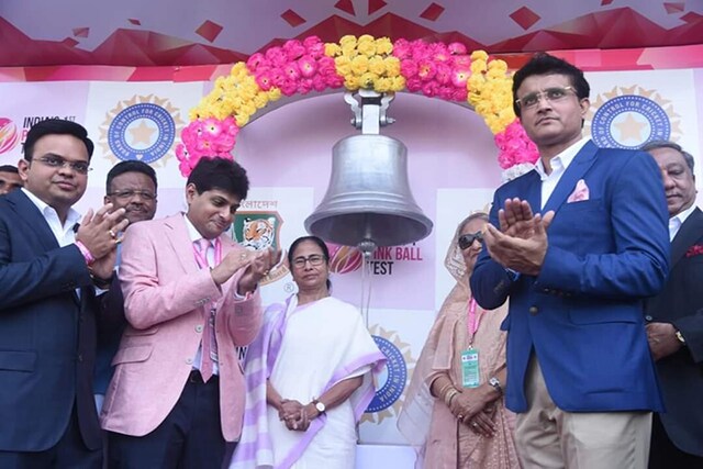 ইডেনের ঐতিহাসিক ম্যাচের নানা রঙের মুহূর্ত ইডেনের ঐতিহাসিক ম্যাচের নানা রঙের মুহূর্ত