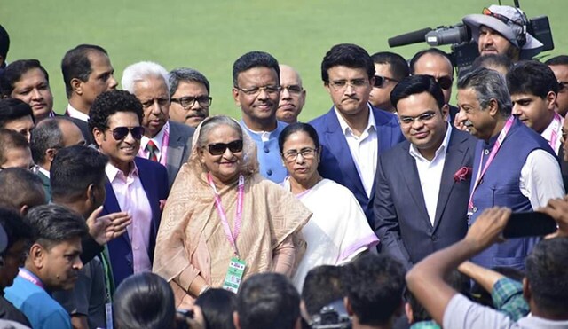 ইডেনের ঐতিহাসিক ম্যাচের নানা রঙের মুহূর্ত ইডেনের ঐতিহাসিক ম্যাচের নানা রঙের মুহূর্ত