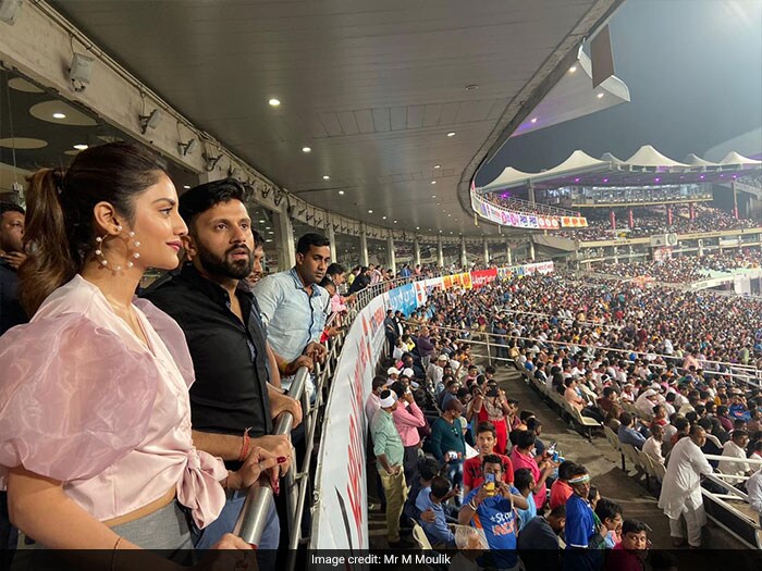 গোলাপি বলের চমক দেখতে ইডেনে উপস্থিত এক ঝাঁক তারকা গোলাপি বলের চমক দেখতে ইডেনে উপস্থিত এক ঝাঁক তারকা