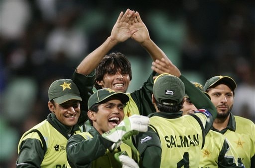 Pakistan's cricket player Muhammad Asif, without cap, along with his teammates celebrates the dismissal of India's Yuvraj Singh during their Twenty20 World Championship Cricket in Durban, South Africa, Friday, Sept. 14, 2007. India vs Pakistan