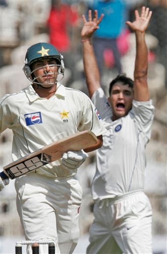 Sourav Ganguly, right, appeals unsuccessfully for a wicket of Pakistan team captain Younis Khan, left, during the third day of their final Test in Bangalore Monday, Dec 10, 2007. India leads the series 1-0. 3rd Test, Ind vs Pak - Day 3